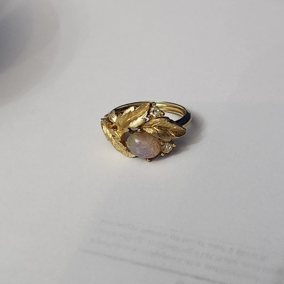 Vtg 1972 Avon Fire Flower Opal Gold Tone Ring Size 5 - Picture 5 of 5